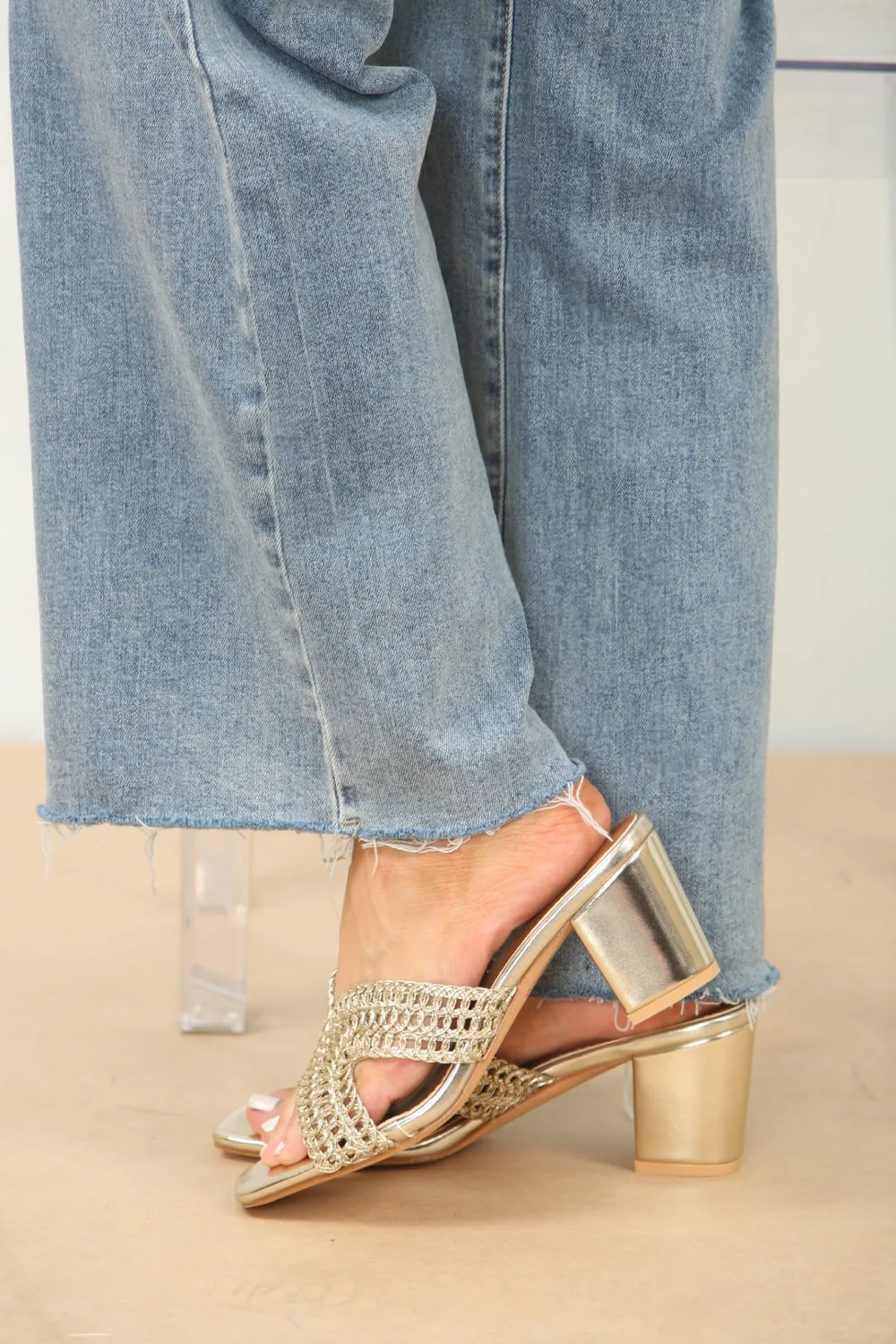 KNITTED BLOCK HEEL MULES IN GOLD