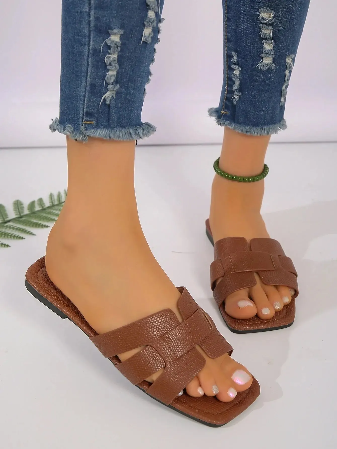 Ladies' fashionable casual flat sandals, versatile outdoor wear, flat slippers for wearing outside