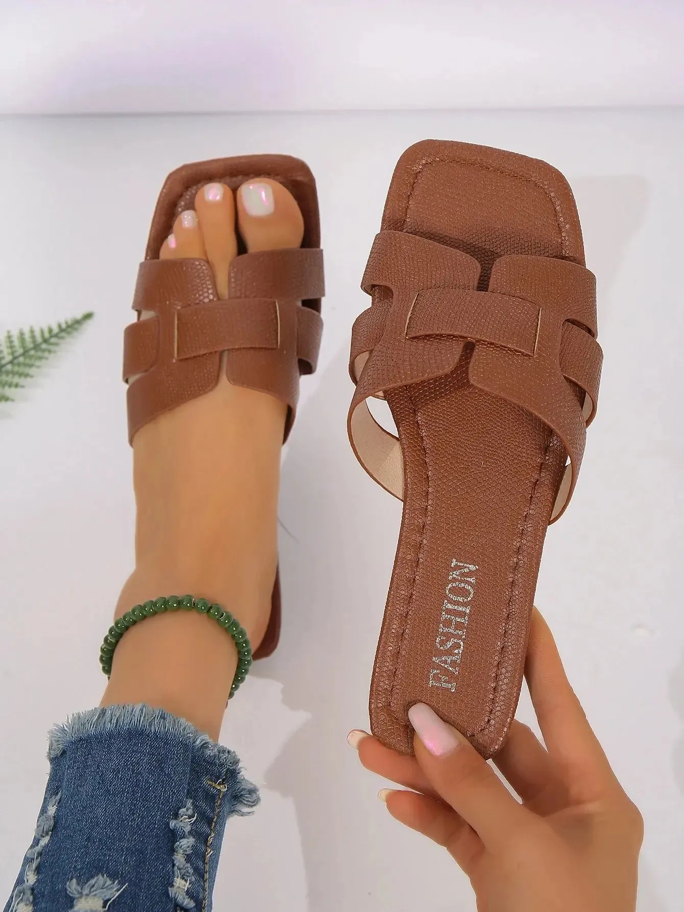 Ladies' fashionable casual flat sandals, versatile outdoor wear, flat slippers for wearing outside