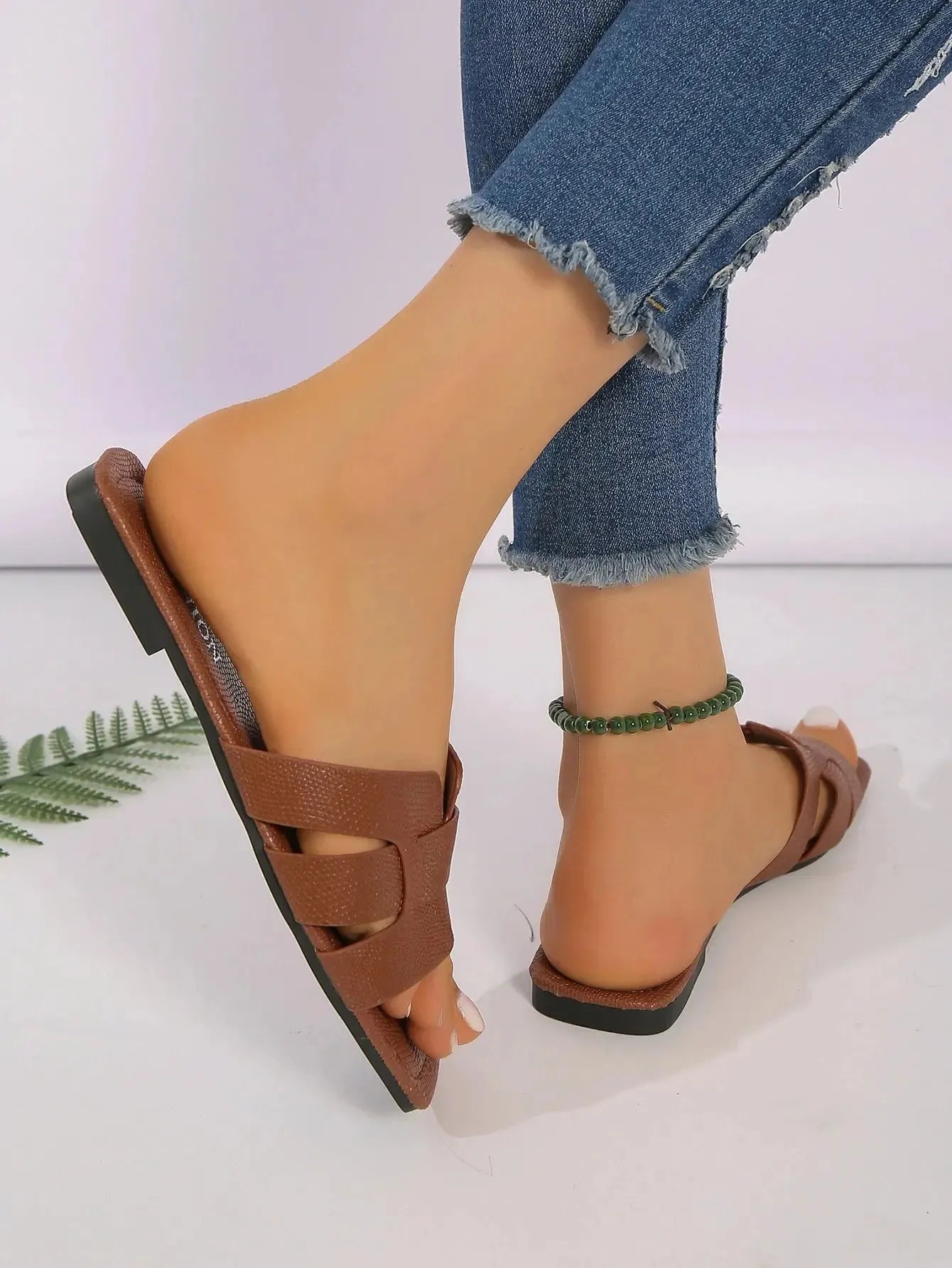 Ladies' fashionable casual flat sandals, versatile outdoor wear, flat slippers for wearing outside