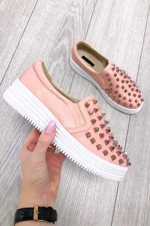 Slip on rosa in finta pelle con borchie