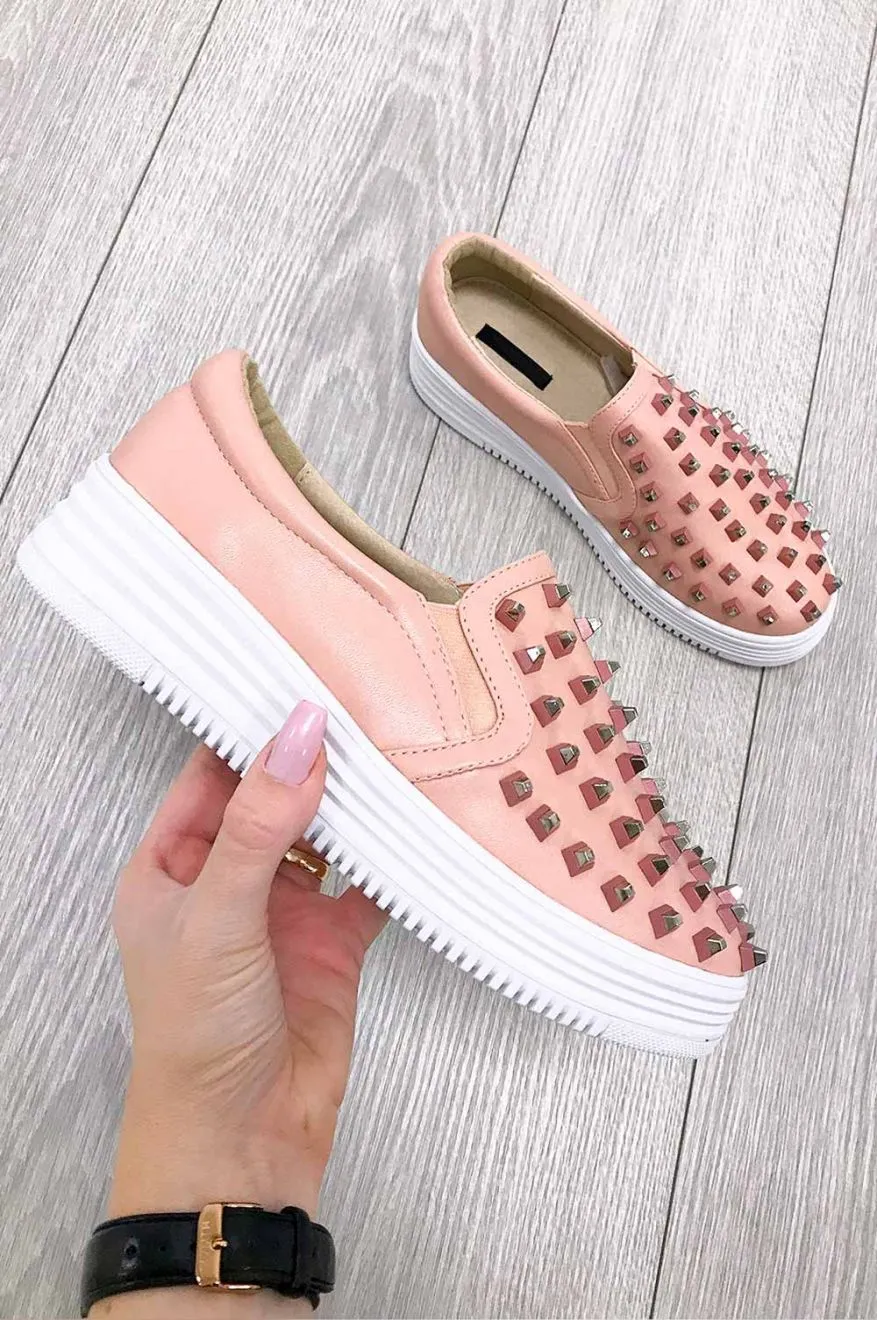 Slip on rosa in finta pelle con borchie